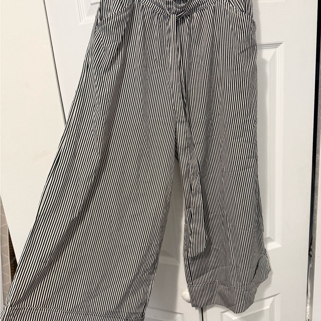 Zara Black And White Pinstripe Wide Leg Cropped Pants